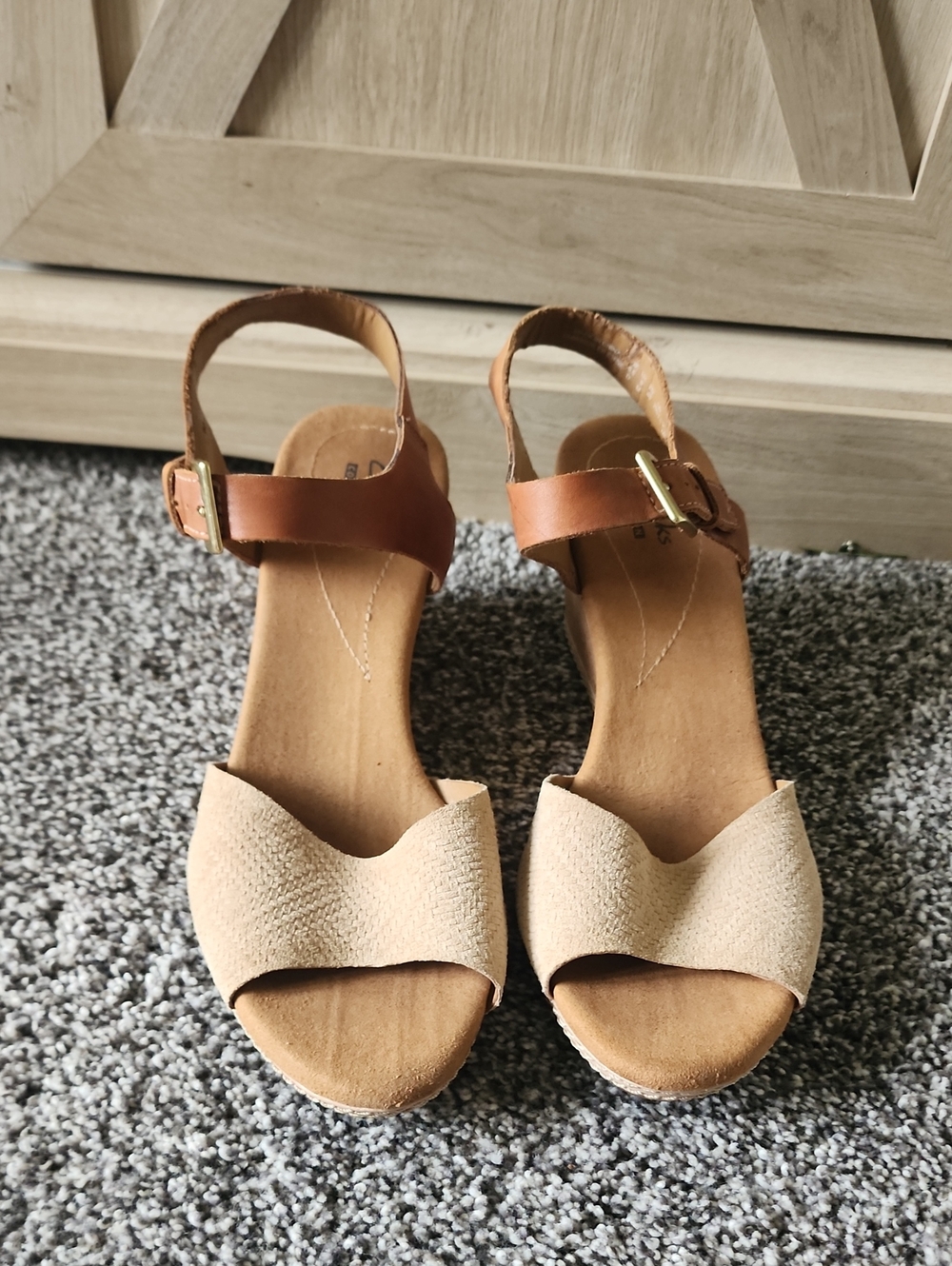 Clarks collection Size 9 womens Tan Suede Open-Toe Sandals with Ankle Strap